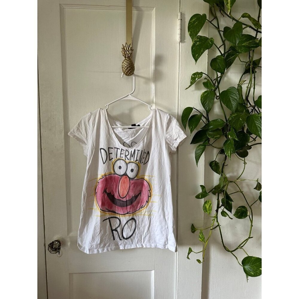 Attention size medium Elmo shirt